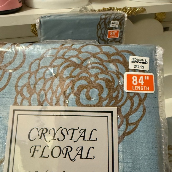 CRYSTAL FLORAL
4 Rod Pocket Panel
54in X 84in (137 X 213 cm) gorgeous colors - Picture 10 of 11